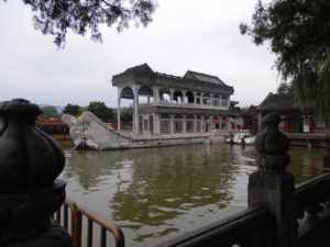 Kunming See mit Lotusblumen und Marmorschiff